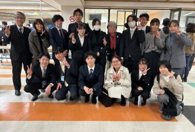 学会終了後、学生と教員で記念撮影