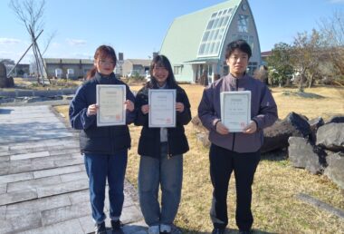 永野さんと、2級に合格した荒蒔さん、加藤さん